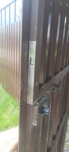 На металлическую дверь установлен электронный замок. Проведены работы по монтажу, настройке и проверке функциональности устройства. Устройство надежно закреплено и готово к использованию.