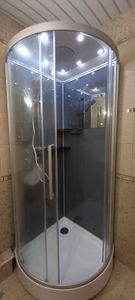 Установлена современная душевая конструкция с низким основанием, герметично закреплены стеклянные панели, подключены водопроводные коммуникации, проверена функциональность системы.