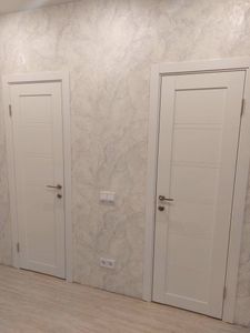 Установлена деревянная створка, закреплены петли, врезан замок, отрегулирована фурнитура, проверена плавность хода, завершено оформление проема, произведена чистовая отделка.