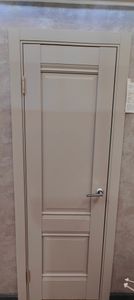 Установлена новая дверная конструкция: закреплена коробка, навешено полотно, врезаны петли, прикреплена ручка. Всё собрано аккуратно, без зазоров, обеспечена плавная работа.