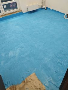 Устройство обмазочной гидроизоляции Грунтовка пола Отделочные работы