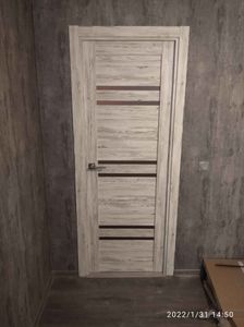 Установлен порожек между комнатами, обеспечивая плавный переход между напольными покрытиями. Работа выполнена аккуратно, с учетом уровня пола и цветовой гармонии с дверью и стенами.