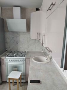 Готовая рабочая поверхность установлена на кухне, вырезаны отверстия для плиты и мойки, обеспечена точная подгонка под шкафы и стены, завершена установка.