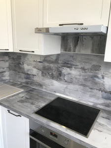 Отрезана и установлена кухонная поверхность, подогнана под размеры, выполнены вырезы для варочной панели и мойки, обработаны края, обеспечена точная подгонка с мебелью.