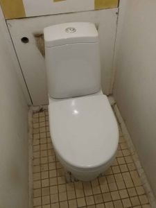 Установлен новый унитаз, подключены коммуникации, проверена герметичность соединений, устранены протечки, закреплена конструкция, проведена чистка поверхности, завершена проверка работоспособности.