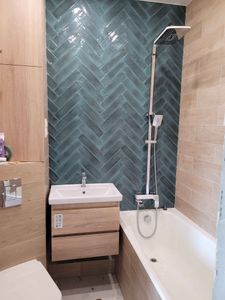 Установка раковины с тумбой Установка смесителя Кухни