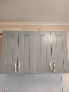 Удалены навесные шкафы, сняты дверцы, демонтированы крепления. Отключены коммуникации, убран фартук, разобраны полки. Освобождена поверхность, убраны элементы.