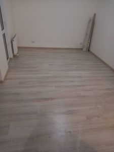 Покрытие обновлено, уложены новые панели, обеспечена ровная поверхность, установлены плинтусы, завершены все этапы работы, комната готова к использованию.