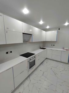 Установлена гладкая поверхность из искусственного камня, идеально подогнанная по размерам, с вырезами для варочной панели и мойки, обеспечена надежная фиксация и герметизация швов.