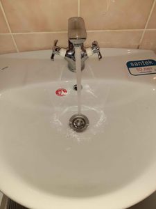 Установлена раковина с подключением смесителя, обеспечено герметичное соединение труб, проверена работа слива и отсутствие протечек, выполнена фиксация конструкции на поверхности.