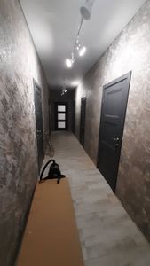 Выполнена установка запорного механизма в деревянную створку. Проведены работы по подготовке отверстия, закреплению и настройке ручки. Установлен замок, проверена функциональность.