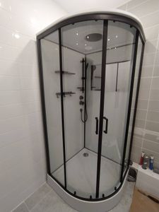 Установлена современная душевая конструкция с гидромассажем: подключены водопроводные и электрические коммуникации, герметично закреплены стеклянные панели, проверена функциональность всех систем.