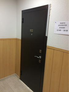 Дверь обшита панелями из МДФ, улучшена звукоизоляция, обновлен внешний вид, обеспечена долговечность и эстетичность конструкции. Установлены новые элементы декора и отделки.