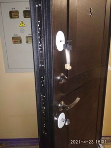 Установлена новая металлическая дверь, произведена регулировка замков, заменены уплотнители, отрегулированы петли, проверена герметичность конструкции, обновлена фурнитура.
