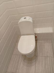 Заменены внутренние механизмы бачка, установлены новые детали для улучшения работы системы. Все элементы надежно закреплены, обеспечена герметичность и исправность.