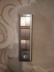 Установлены розетка и выключатели на стене, завершено подключение электропроводки, обеспечена надежная фиксация элементов, выполнена аккуратная отделка поверхности.