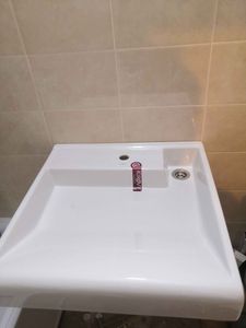 Установлена новая сантехника, подключены коммуникации, закреплена к стене. Проведены работы по герметизации и проверке на утечки. Обеспечена функциональность и эстетичный вид.