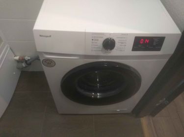 Устройство подключено к водопроводу, сливной шланг установлен, электричество подведено, уровень выровнен. Проверка функционирования завершена успешно.