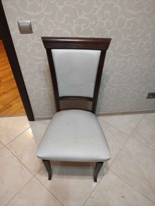 Изображен стул после завершения работ: укреплены ножки, заменены крепления, обновлена обивка сиденья, восстановлена устойчивость конструкции, устранены дефекты поверхности.