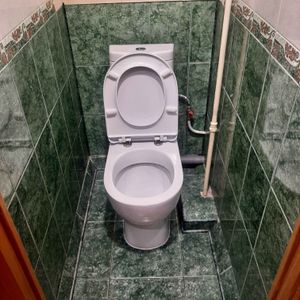 Установлено сантехническое оборудование: подключены коммуникации, закреплено основание, проверена герметичность соединений, выполнена регулировка крышки, обеспечена устойчивость конструкции.