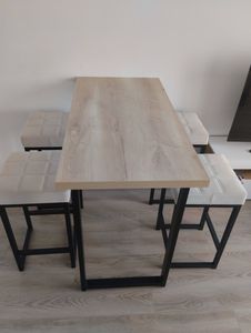 Обновлена поверхность кухонного стола, установлена новая деревянная панель светлого оттенка, гармонирующая с интерьером. Завершено аккуратно, без видимых дефектов.