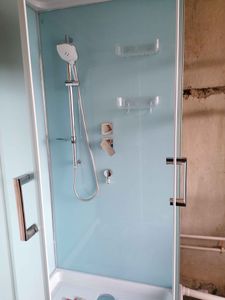 Установлена современная душевая конструкция с функцией гидромассажа, подключены все коммуникации, герметично закреплены стенки и двери, проверена работоспособность системы.