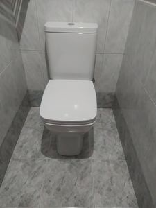 Установлен новый резервуар для унитаза, подключены все необходимые коммуникации, проверена герметичность соединений, выполнена регулировка механизма слива, проведено тестирование работоспособности.