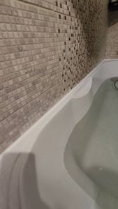 Проведена обработка стыков между ванной и плиткой. Установлен новый герметик, обеспечивающий защиту от протечек и плесени. Поверхность очищена и аккуратно выровнена.