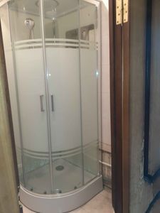 Установлена новая душевая конструкция: закреплены стеклянные панели, смонтирован поддон, подключены водопроводные коммуникации, герметизированы швы, проверена функциональность дверей и смесителя.