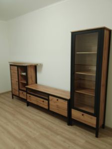 Собран шкаф с полками, установлен комод с ящиками, закреплены дверцы, отрегулированы механизмы. Установлены все элементы, обеспечена устойчивость и функциональность.