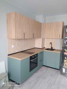 Установлены шкафы, смонтирована столешница, встроена варочная панель и мойка, подключены коммуникации, закреплены ручки. Завершена отделка фартука плиткой.