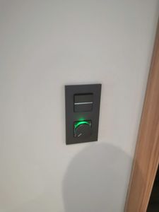 Установлен новый выключатель с регулятором яркости. Проведена проверка работоспособности и подключение к сети. Устройство функционирует корректно, обеспечивая плавное изменение освещения.