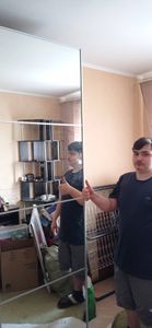 Отремонтирована раздвижная система, заменены ролики, отрегулированы направляющие, устранены скрипы, восстановлена плавность движения, проверена фиксация, обновлены крепления.