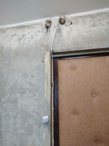 Установлено новое осветительное устройство, подключены провода, проверена работоспособность. Обеспечена безопасность и надежность крепления. Завершено подключение к электросети.