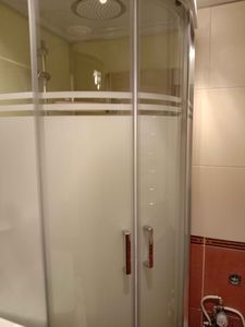 Установлена современная душевая кабина с прозрачными дверцами, заменены коммуникации, проведена герметизация стыков, обновлены плиточные поверхности, подключены водопровод и слив.