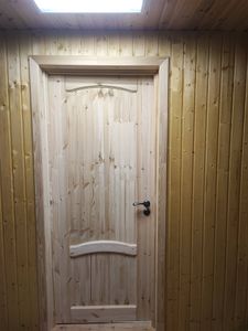 Установлен запорный механизм в деревянную дверь. Выполнено сверление, подготовка отверстия, монтаж ручки и фиксация. Работа завершена, механизм функционирует корректно.