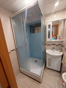 Установлена душевая конструкция с низким основанием. Закреплены стенки, двери, подключены водопроводные коммуникации, герметизация швов. Проверена функциональность, завершены отделочные работы.