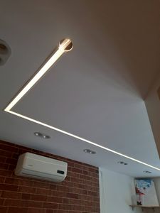 Установлено освещение: светодиодная лента в потолке, вмонтированы точечные светильники. Подключен кондиционер, обеспечена надежная работа всех устройств.