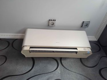 Проведена очистка фильтров, проверка и заправка хладагента, устранение утечек, тестирование системы охлаждения, восстановление функциональности устройства.