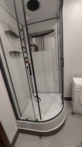 Установлена современная душевая система с гидромассажем: подключены коммуникации, закреплены стеклянные панели, смонтированы форсунки, проверена герметичность, настроены функции.