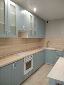 Выполнена точная подгонка и установка кухонной поверхности, включая вырезы для варочной панели и мойки, обеспечивая идеальное прилегание и функциональность.