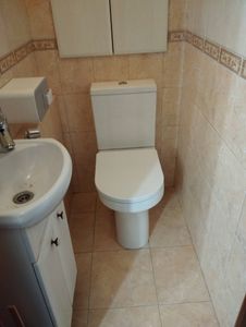 Установлен новый напольный унитаз, подключены коммуникации, проверена герметичность соединений, выполнена регулировка бачка, проведена уборка рабочего места.