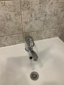 Установлена раковина, подключен смеситель, закреплены трубы, проверена герметичность соединений, обеспечен слив воды, проведена проверка функциональности, завершена отделка поверхности.