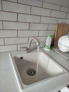 Устранена протечка, заменены изношенные прокладки, очищен аэратор, восстановлена герметичность соединений, проверена работа всех механизмов, обеспечена стабильная подача воды.