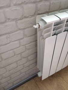 Установлен новый радиатор, подключены трубы, выполнено крепление к стене. Завершены работы по герметизации соединений, проверена система на утечки, обеспечена надежная эксплуатация.