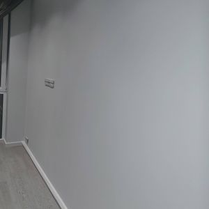 Стены покрыты свежим слоем краски, создавая гладкую и ровную поверхность. Цвет равномерный, без видимых дефектов или пятен. Работа завершена аккуратно и профессионально.