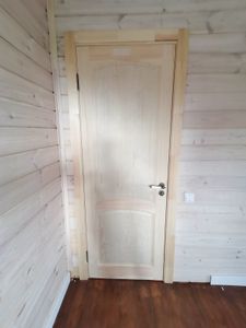 Установлен механизм в деревянную дверь. Выполнено точное сверление, закреплены ручки, проверена работоспособность. Конструкция надежно зафиксирована, обеспечена плавная работа.