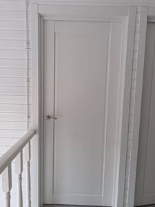 Установлена новая створка, закреплены петли, врезана ручка, отрегулированы зазоры, проверена плавность открывания, зафиксирована коробка, завершена отделка наличниками.