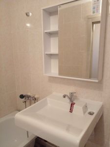 Выполнена замена кранбуксы в смесителе. Обновленный элемент установлен, обеспечивая надежное функционирование системы. Работы завершены, сантехника готова к использованию.