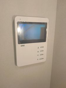 Монтаж комплекта видеодомофона (монитор + накладная вызывная панель)